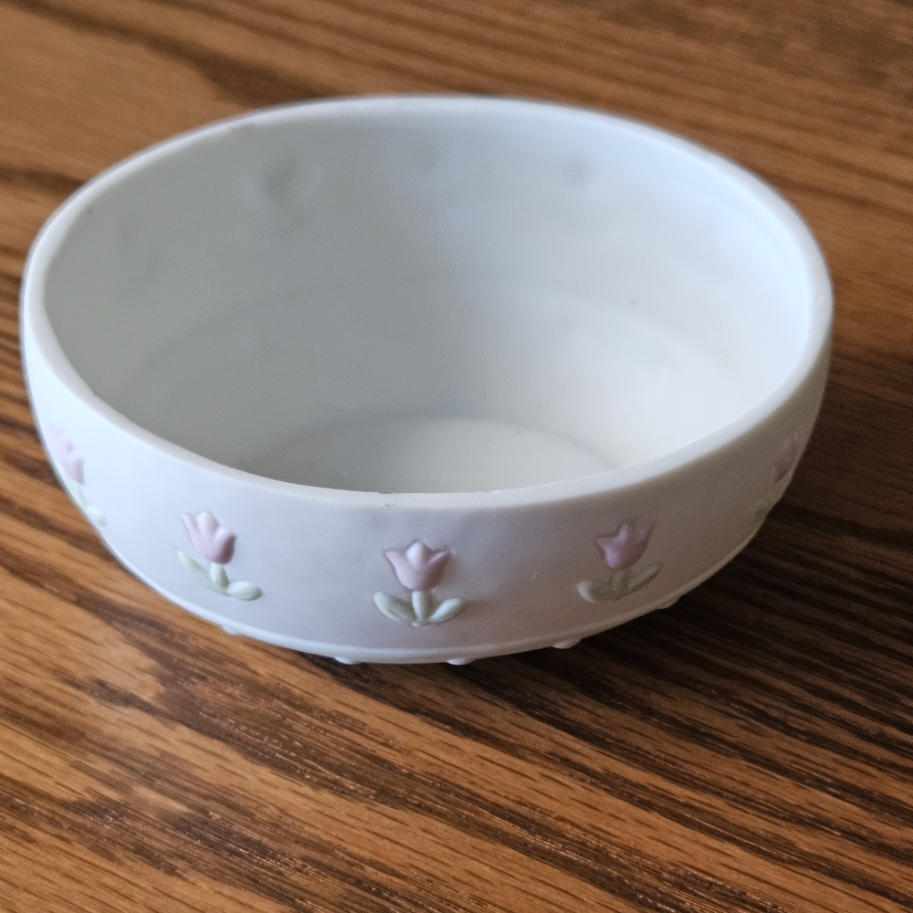 Elegant White Ceramic Bowl with Pink Tulip Accents